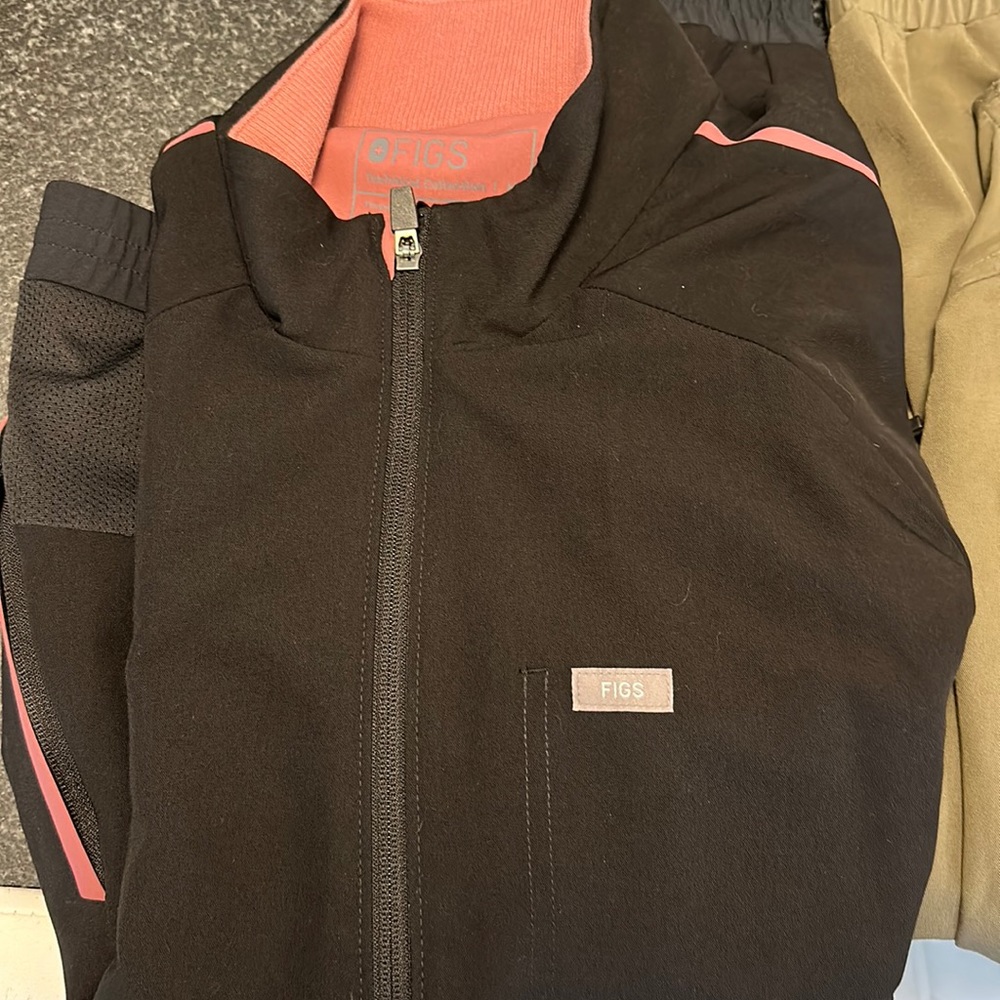 Caboki modern Cargo Scrub Jacket, Medium. Color black with Mauve accent